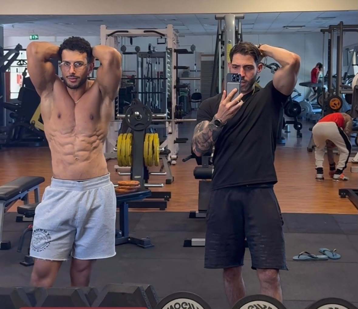 Mario Mattei mentre allena un cliente in palestra