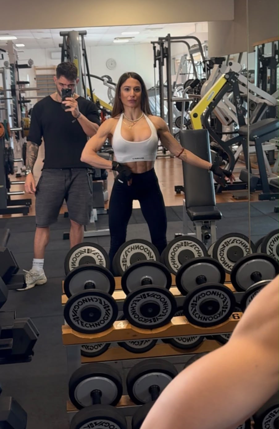 Atleta Team Emme in palestra durante il check allo specchio