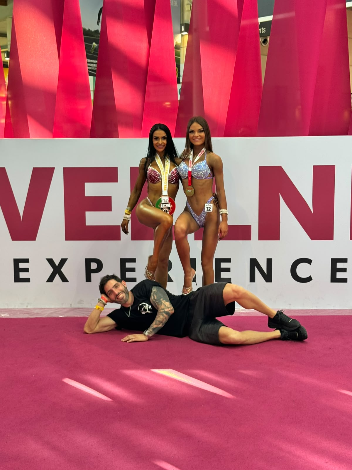 Mario Mattei con le atlete premiate in una competizione