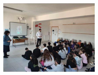 Mario Mattei durante un incontro di educazione al movimento nelle scuole